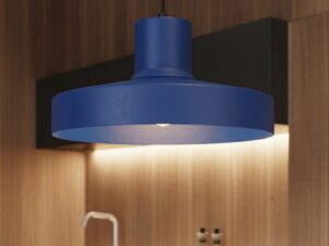 Miniaturka 8 - Lampa wisząca BIRNO ultramaryna nad blatem kuchennym