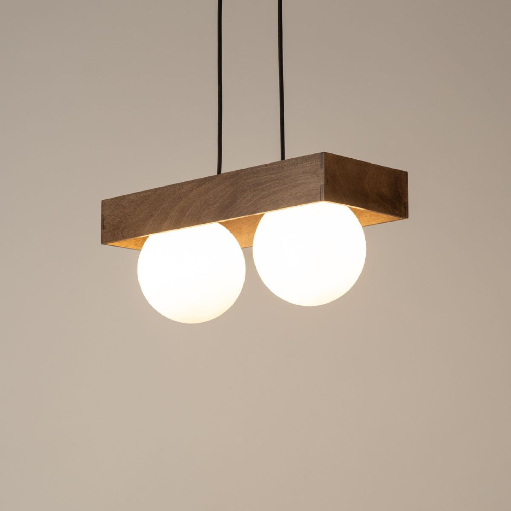 Lampa wisząca Bloom 2 w kolorze czarnym i brązowym, zdjęcie aranżacyjne
