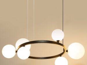 Miniaturka 1 - Lampa wisząca Bolero 6 z rozświetlonymi białymi kloszami i czarną obręczą.