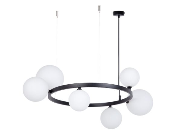 Lampa wisząca Bolero 6 z sześcioma białymi kulistymi kloszami na czarnym okręgu.