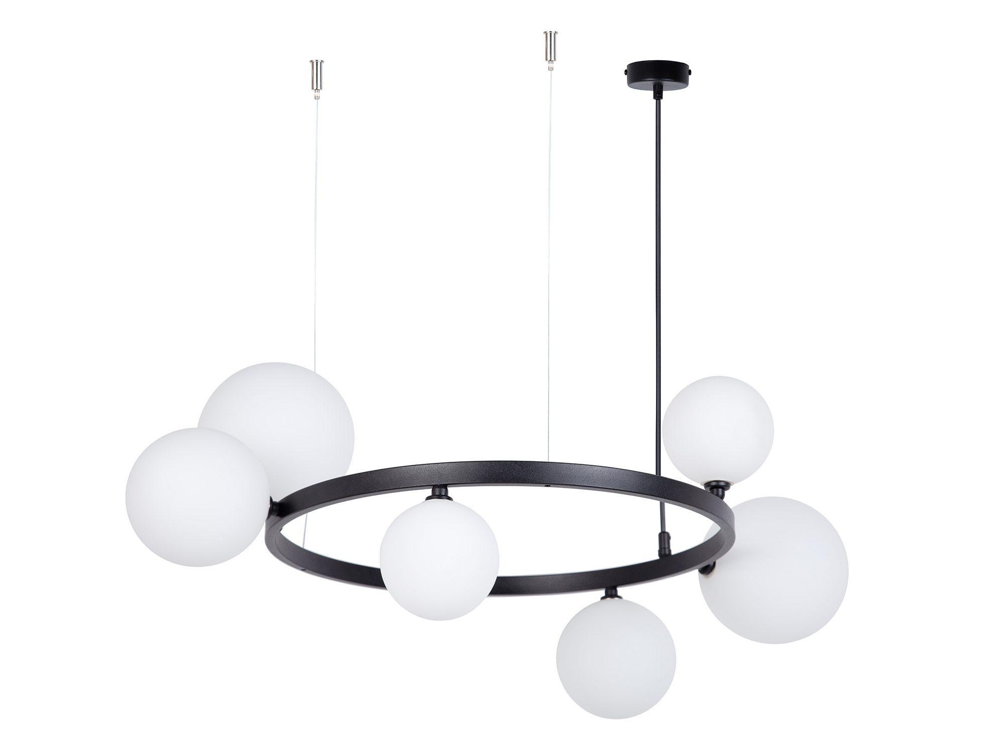 Lampa wisząca Bolero 6 z sześcioma białymi kulistymi kloszami na czarnym okręgu.