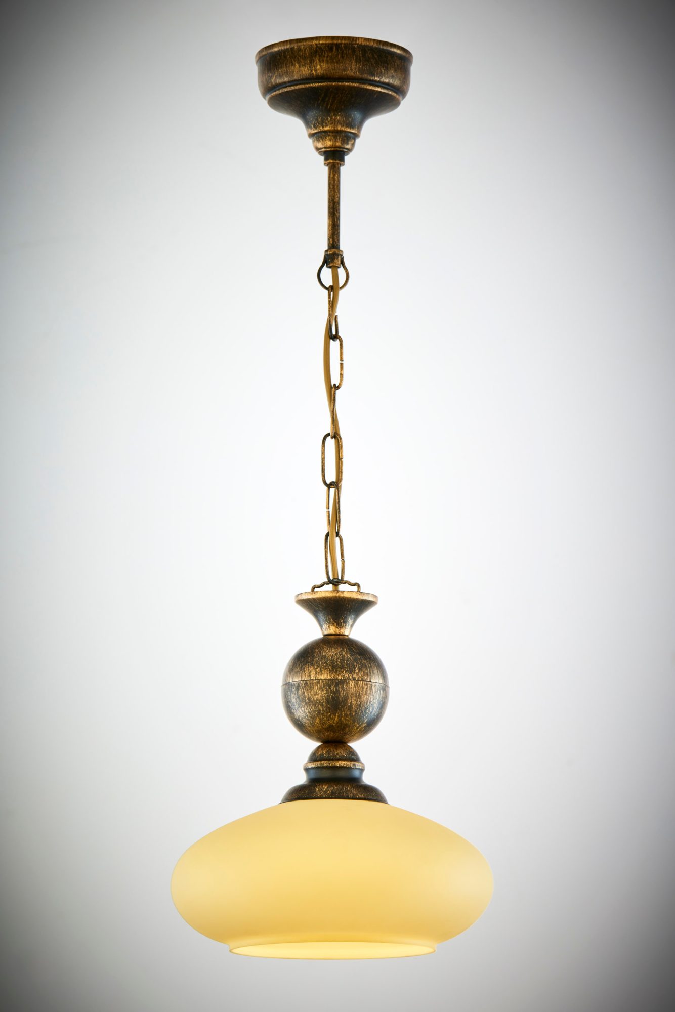 Lampa Bolero wisząca – łańcuch i szklany klosz w ujęciu z bliska