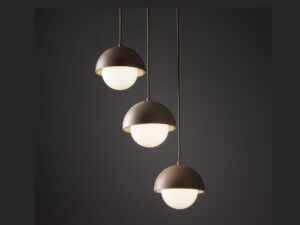 Miniaturka 1 - Potrójna lampa wisząca Bono z mlecznymi kloszami i beżowymi górnymi osłonami