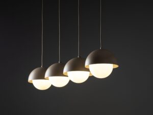 Miniaturka 2 - Czteropunktowa lampa wisząca Bono z białymi szklanymi kloszami w aranżacji wnętrza