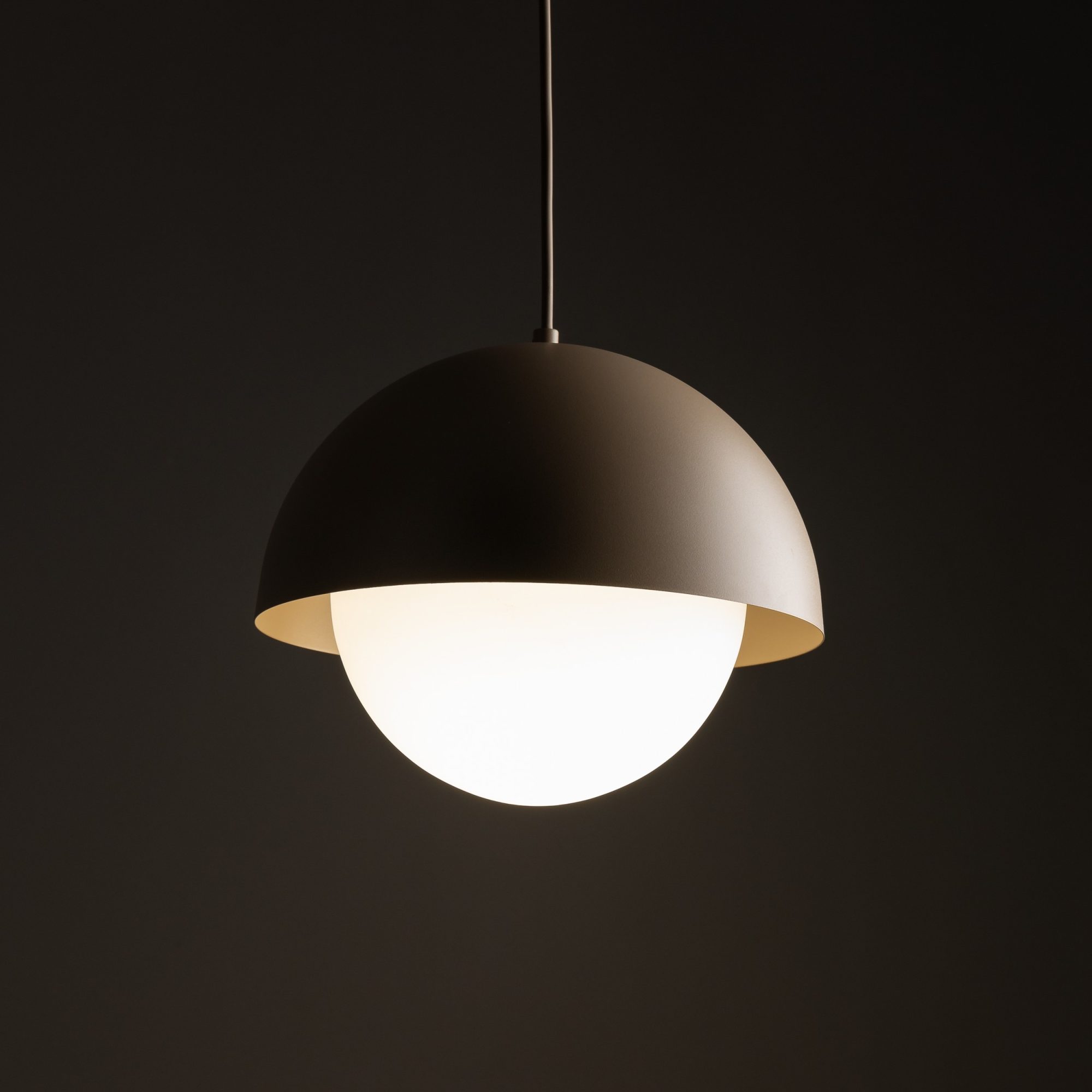 Lampa wisząca Bono M w aranżacji wnętrza w piaskowym beżu