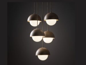 Miniaturka 1 - Lampa wisząca Bono w piaskowym beżu z pięcioma szklanymi kloszami z drugiego ujęcia