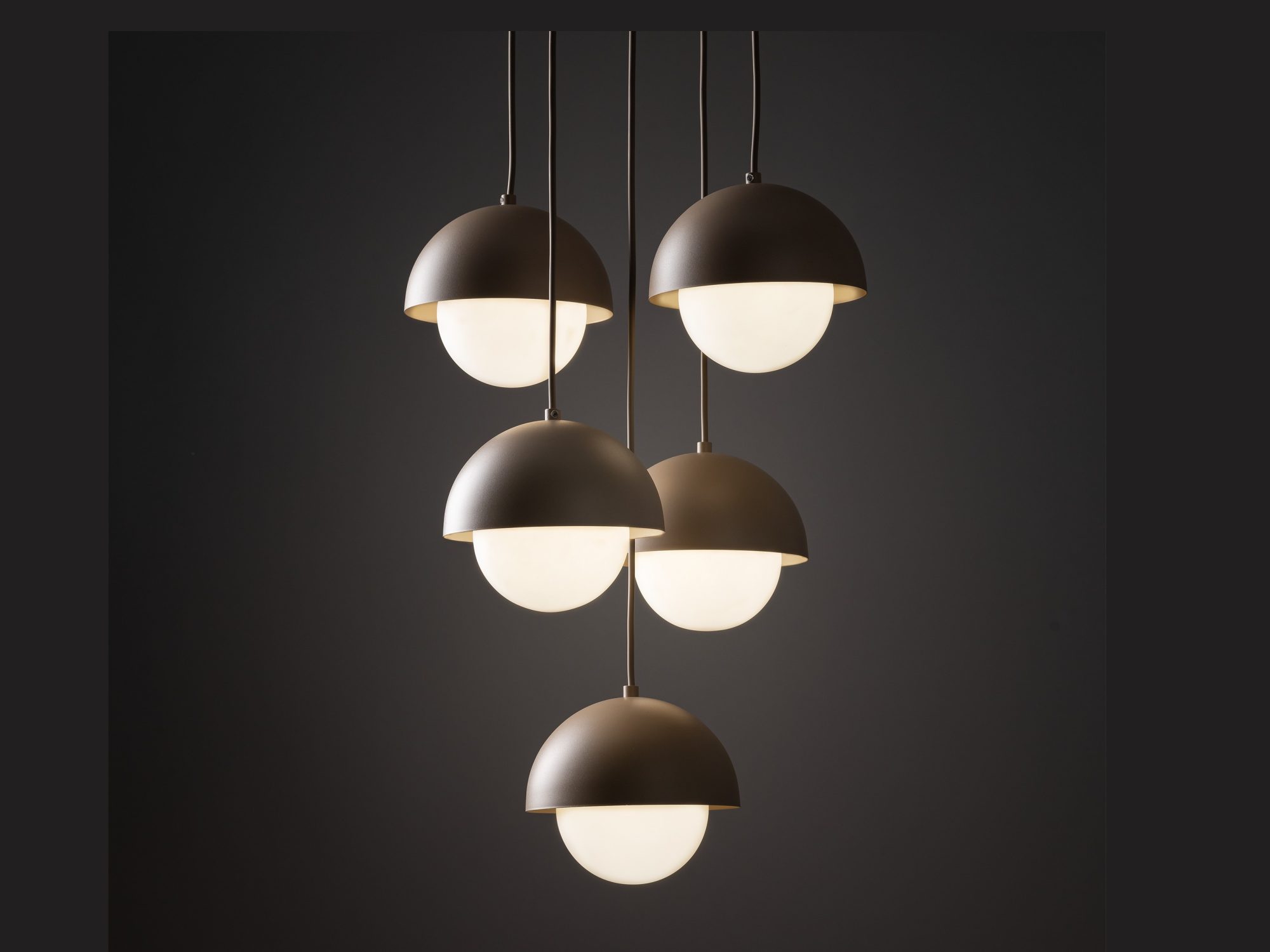 Lampa wisząca Bono w piaskowym beżu z pięcioma szklanymi kloszami z drugiego ujęcia