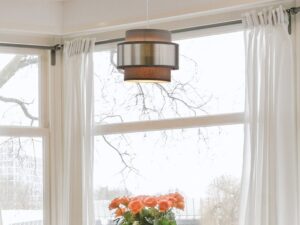 Miniaturka 2 - Lampa wisząca Calatena nad stołem przy oknie w jasnej jadalni