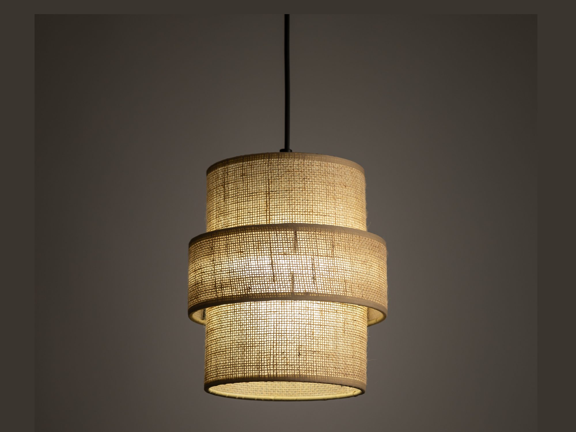 Jutowy abażur lampy wiszącej Calisto na białym tle