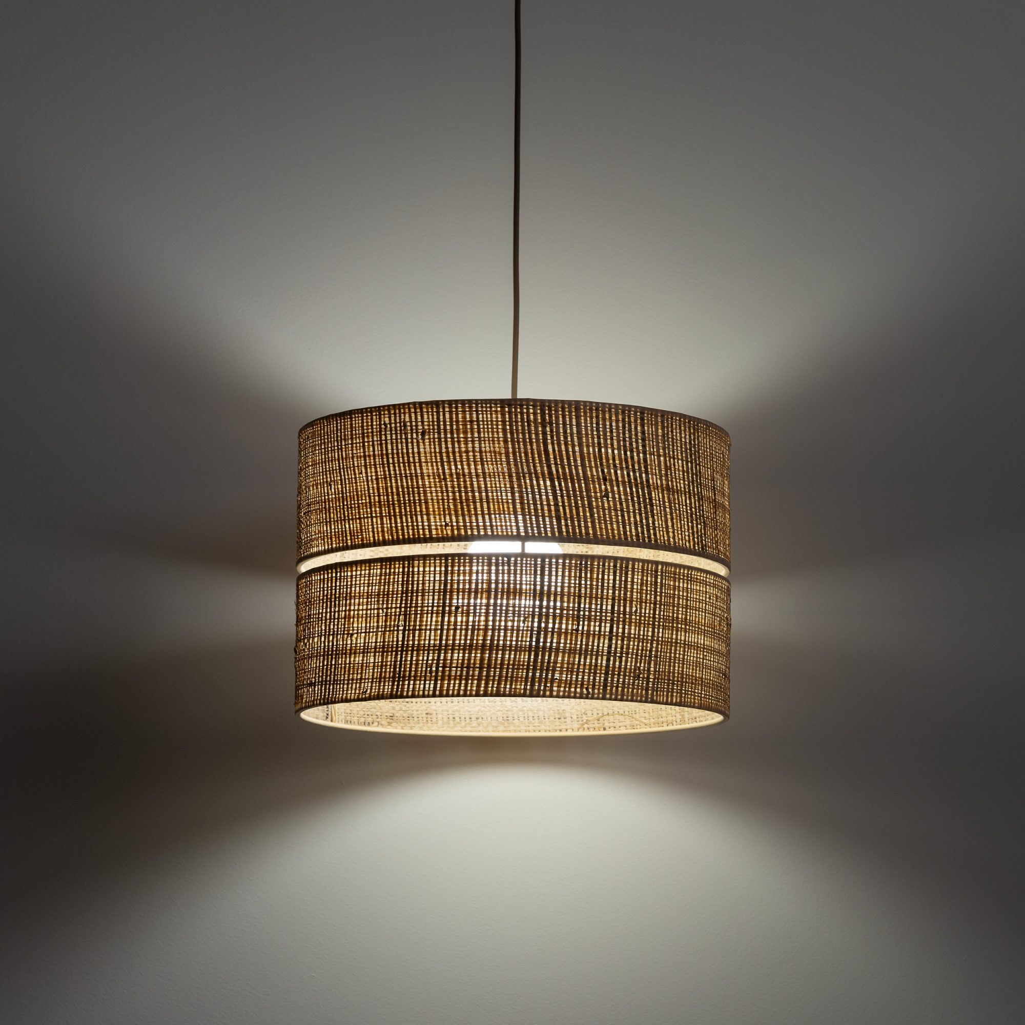 Lampa wisząca Calma z naturalną rafią w przykładowym wnętrzu
