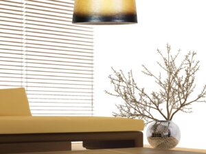 Miniaturka 1 - Lampa wisząca Camesano z cieniowanym abażurem nad stolikiem w jasnym salonie