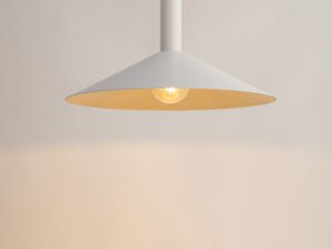 Miniaturka 2 - Lampa wisząca Capri S biało-złota w aranżacji wnętrza
