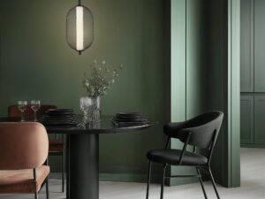 Miniaturka 1 - Lampa wisząca Celenia nad ciemnym stołem w jadalni z zieloną ścianą