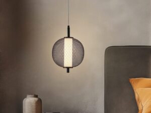 Miniaturka 1 - Lampa Celenia z kulistą siatką świecąca przy łóżku w sypialni