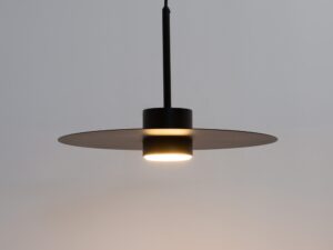 Miniaturka 8 - Czarna lampa Charlie L ze świecącą żarówką GX53 na jasnym tle