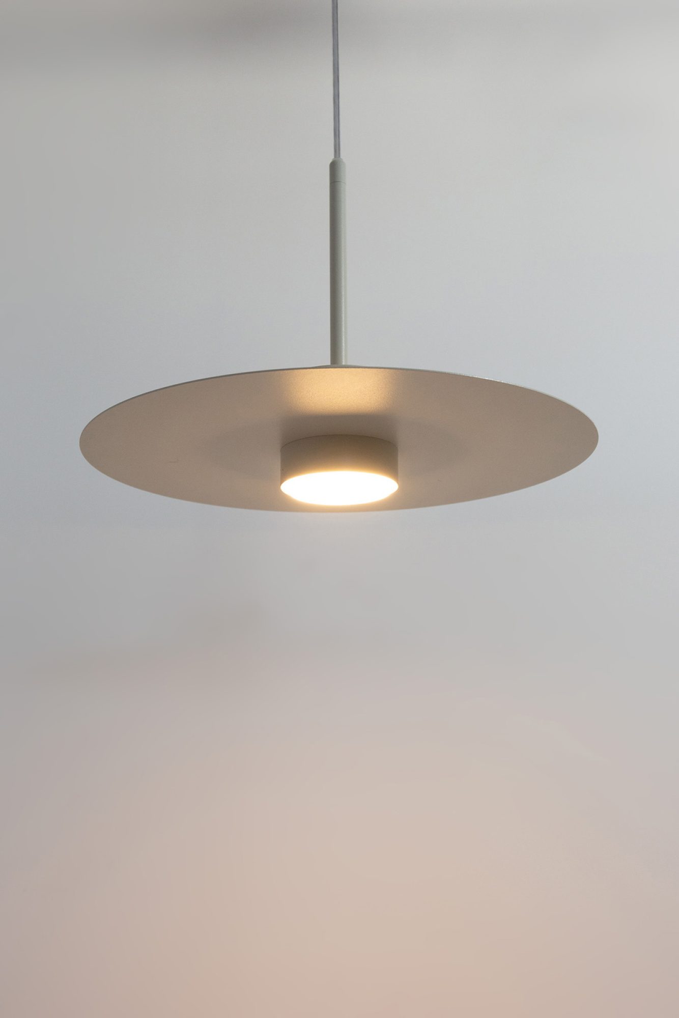 Lampa Charlie L szary beż z włączonym źródłem światła GX53