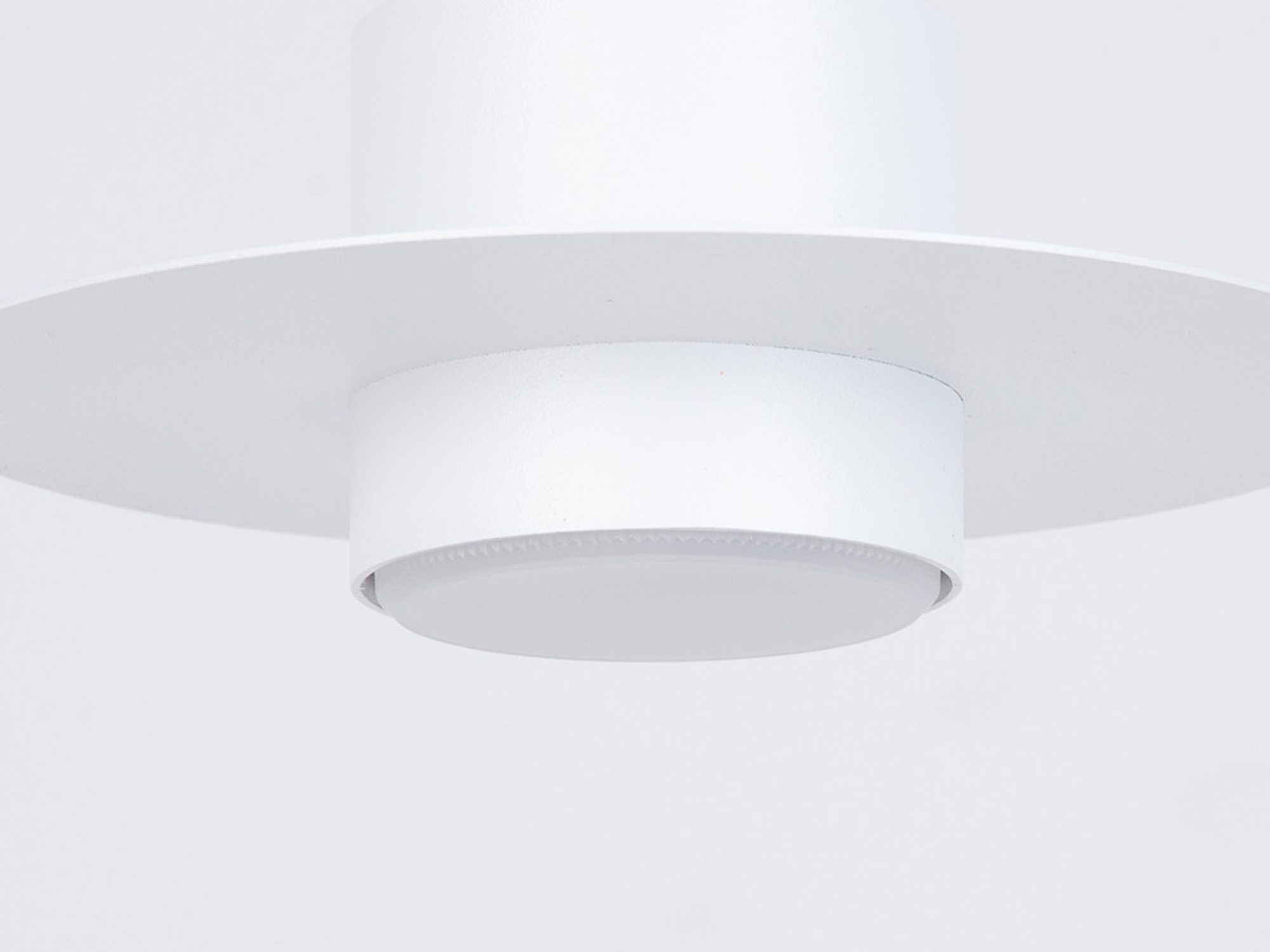 Biała lampa wisząca Charlie M z okrągłym stalowym kloszem, packshot
