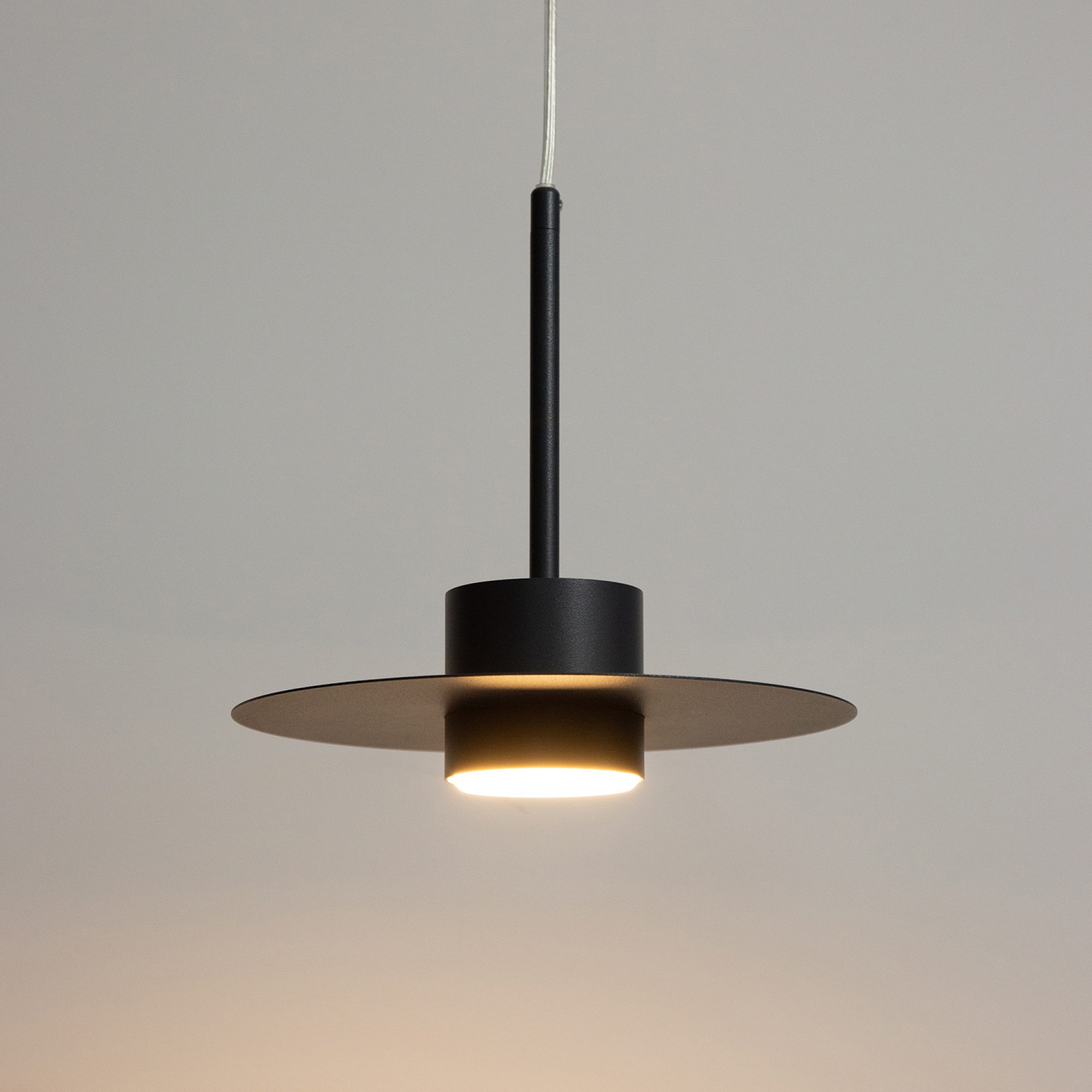 Czarna lampa wisząca Charlie M w aranżacji wnętrza
