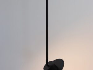 Miniaturka 3 - Czarna lampa wisząca Charlie M z włączonym źródłem światła