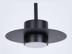 Miniaturka 7 - Zbliżenie czarnego metalowego klosza lampy wiszącej Charlie S.