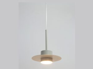 Miniaturka 2 - Lampa wisząca Charlie S w kolorze szary beż, ujęcie pełnej oprawy na jasnym tle.