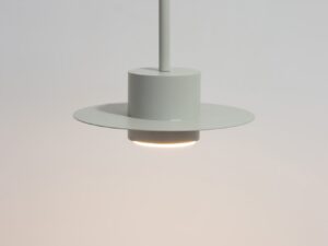 Miniaturka 8 - Włączona lampa wisząca Charlie S w wybarwieniu szary beż z okrągłym kloszem.
