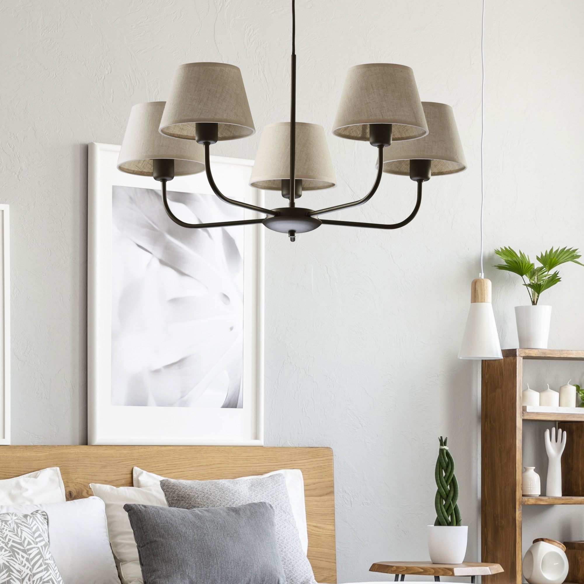 Lampa wisząca Chicago z pięcioma lnianymi abażurami w aranżacji wnętrza