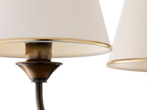 Miniaturka 4 - Lampa wisząca Classic z bliska pokazująca kremowy abażur z lamówką i mosiężne ramię