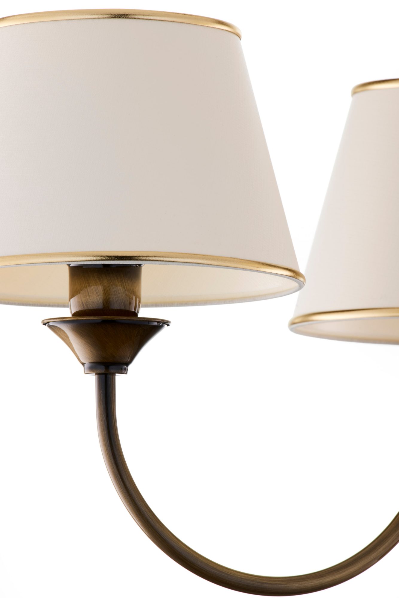 Lampa wisząca Classic z bliska pokazująca kremowy abażur z lamówką i mosiężne ramię