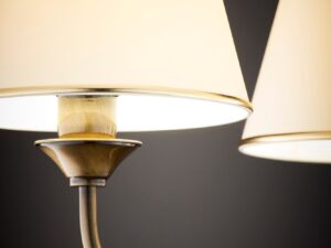 Miniaturka 5 - Lampa wisząca Classic detal świecącego kremowego abażura i mocowania ramienia