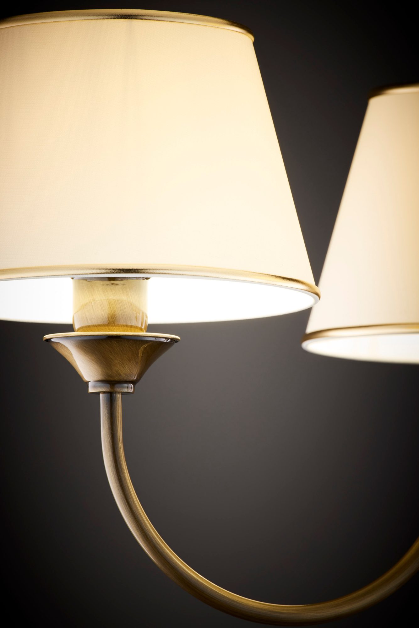 Lampa wisząca Classic detal świecącego kremowego abażura i mocowania ramienia