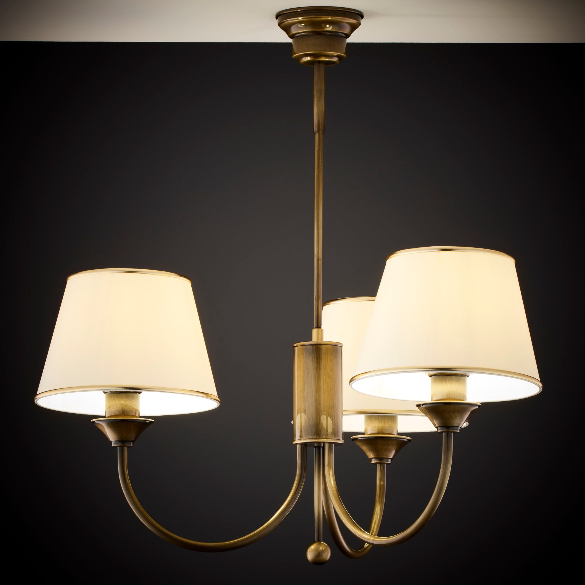 Lampa wisząca Classic z trzema podświetlonymi abażurami na ciemnym tle