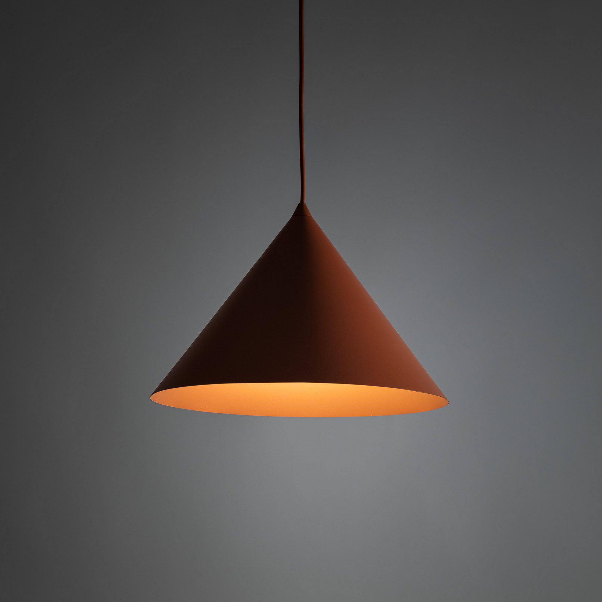 Ceglasta lampa wisząca Cono L w aranżacji pomieszczenia