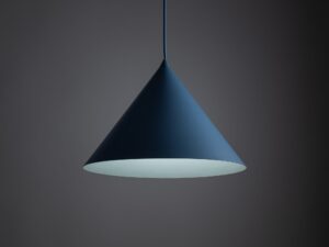 Miniaturka 14 - Lampa wisząca Cono L granatowy – w aranżacji pomieszczenia