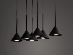 Miniaturka 1 - Lampa wisząca Cono Mini 6-punktowa czarna w aranżacji salonu