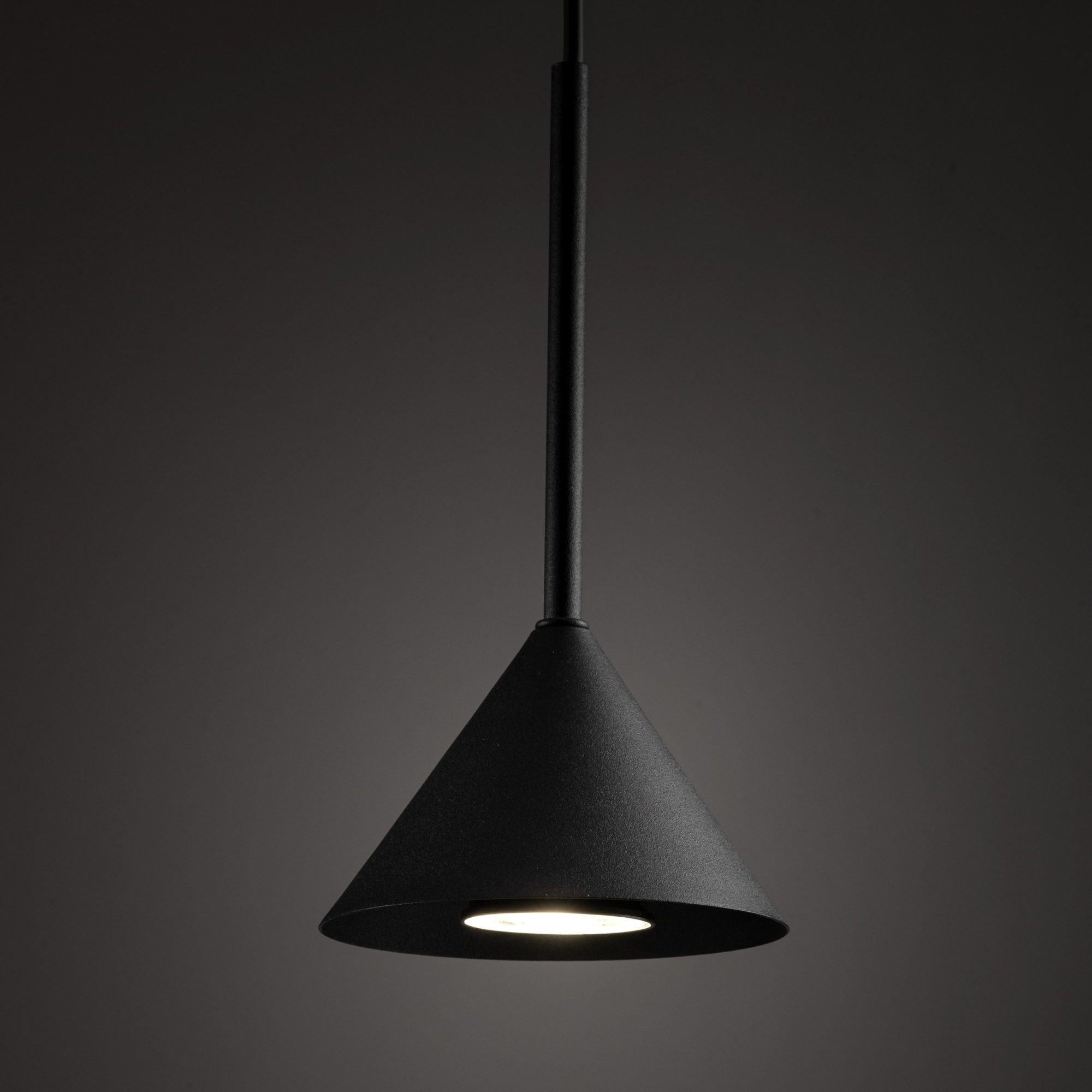 Czarna lampa wisząca Cono Mini na ciemnym tle