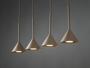 Miniaturka 3 - Lampa wisząca Cono Mini 4-punktowa w kolorze piaskowego beżu w aranżacji