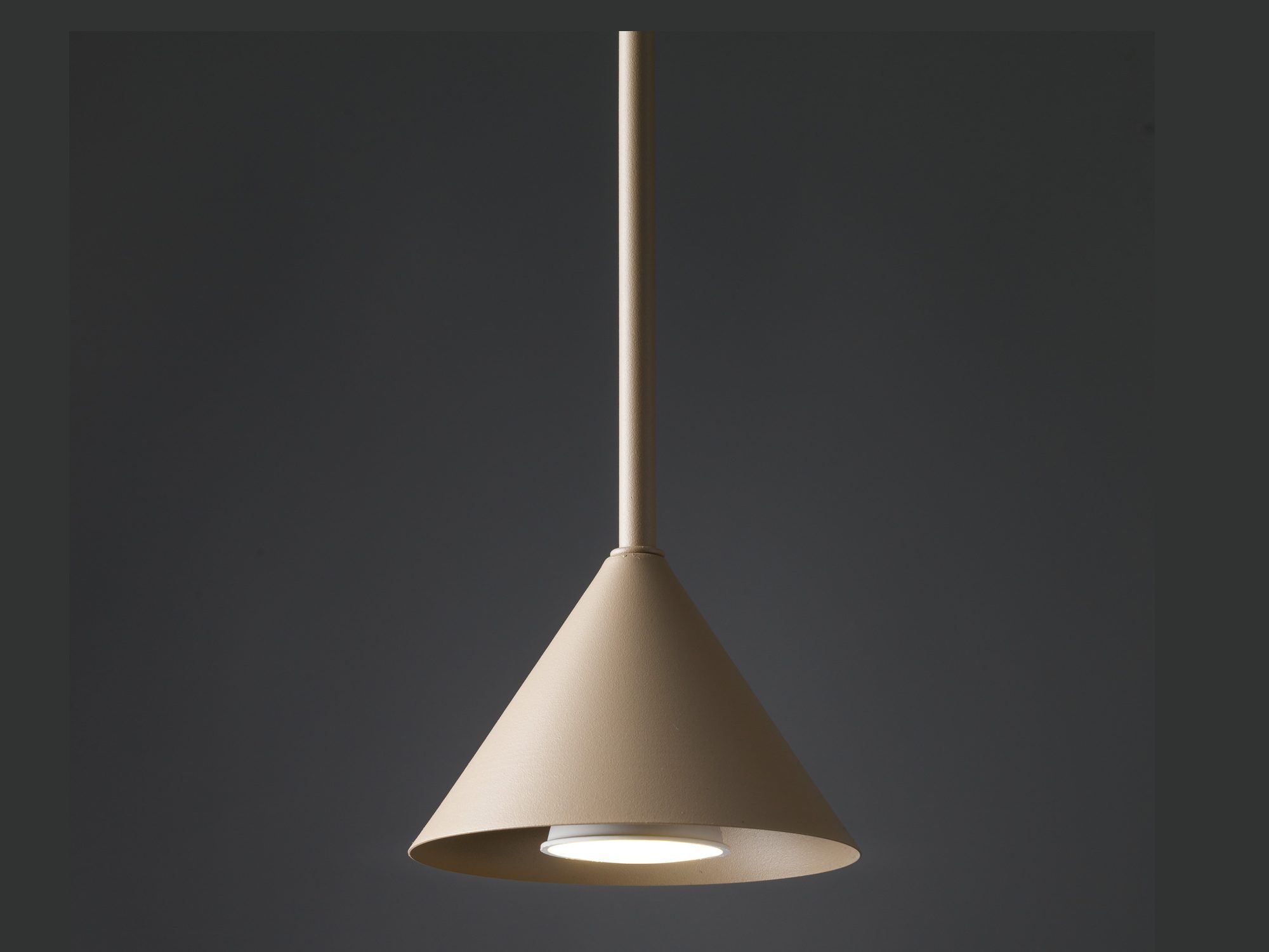 Piaskowobeżowa lampa wisząca Cono Mini na ciemnym tle
