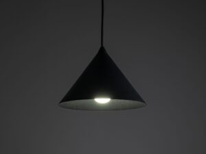 Miniaturka 1 - Lampa wisząca Cono S E27 w kolorze czarny w aranżacji wnętrza