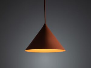 Miniaturka 3 - Lampa wisząca Cono S E27 w kolorze ceglasty w aranżacji wnętrza