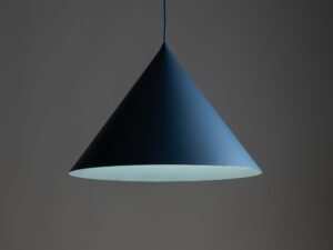 Miniaturka 12 - Lampa wisząca Cono XL granatowy – w aranżacji wnętrza