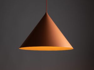Miniaturka 16 - Lampa wisząca Cono XL lososiowy – ujęcie aranżacyjne