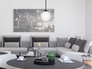 Miniaturka 3 - Czarna lampa Coraveta z białą kulą nad stołem w nowoczesnym salonie – aranżacja