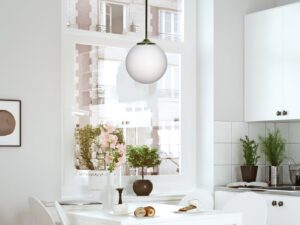 Miniaturka 1 - Lampa Coraveta złota z białą szklaną kulą nad stołem przy oknie – aranżacja
