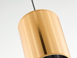 Miniaturka 2 - Zbliżenie lampy Cortina na złotawy szklany klosz w pionowe pasy i ciemną stronę wewnętrzną