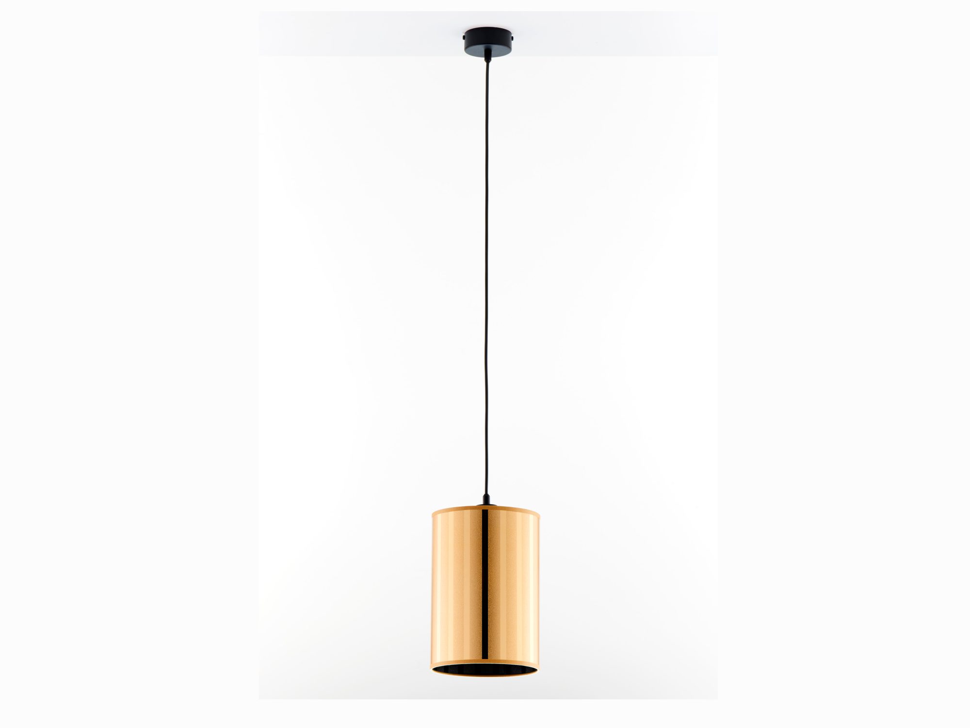 Lampa wisząca Cortina z cylindrycznym złotawym kloszem w pasy i czarnym przewodem