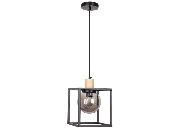 Czarna lampa wisząca jednopunktowa w kwadratowej ramie z kulą z dymionego szkła na białym tle