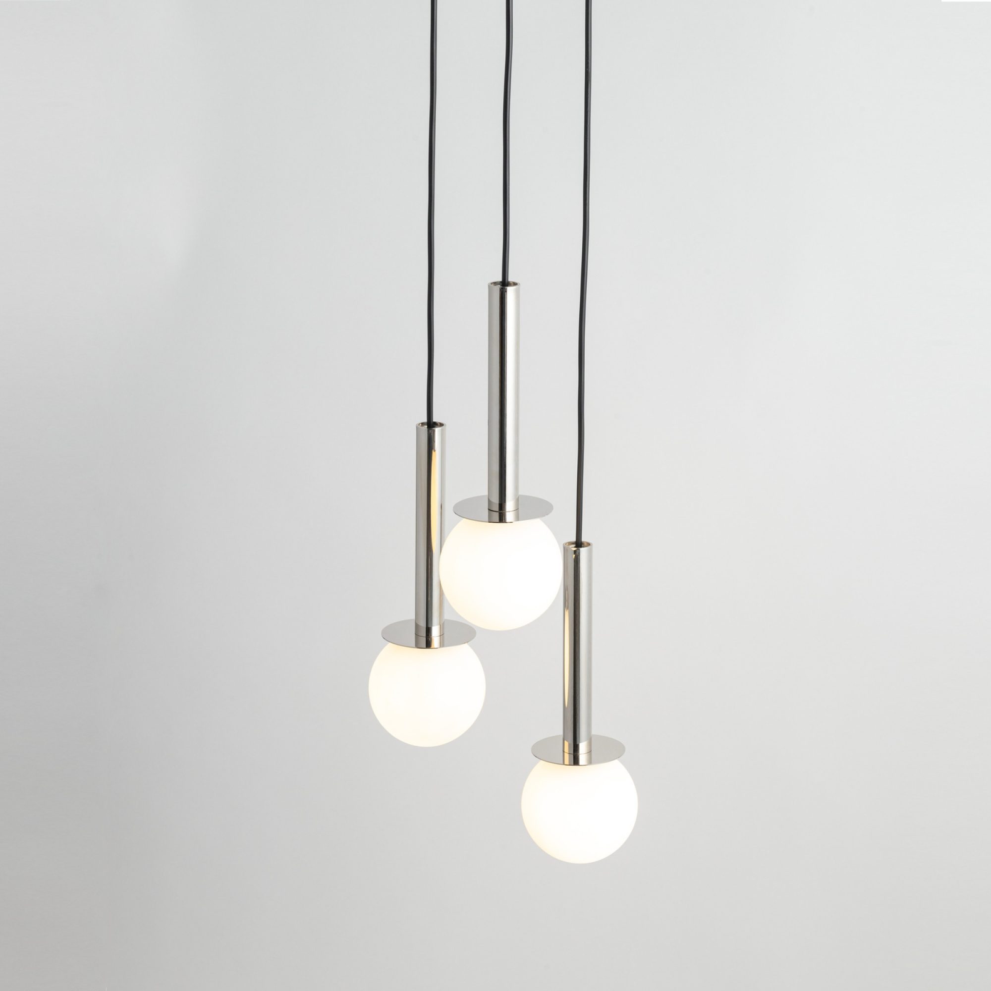 Lampa Daisy 3 srebrna z białymi kloszami, świecące kule