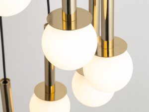 Miniaturka 4 - Zbliżenie na pięć białych szklanych kul i złote części lampy wiszącej Daisy 5.
