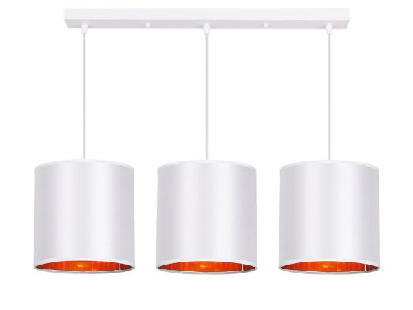 Biała lampa wisząca Davisino z trzema cylindrycznymi abażurami i metalową listwą